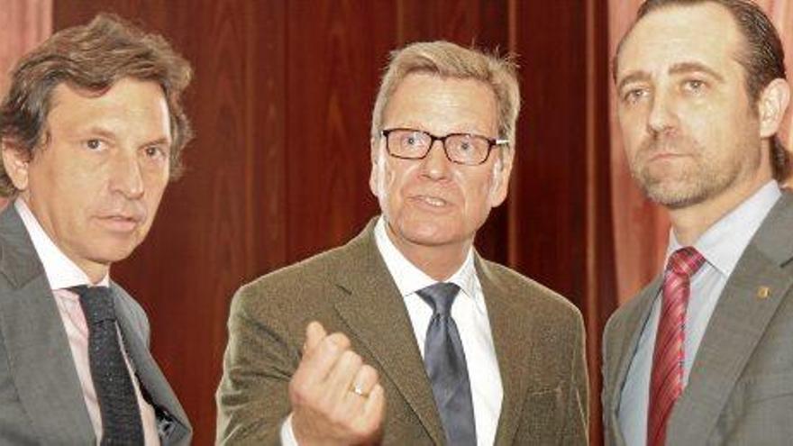 Palmas Bürgermeister Isern, Westerwelle und Balearenpremier José Ramón Bauzà bei der Preisverleihung