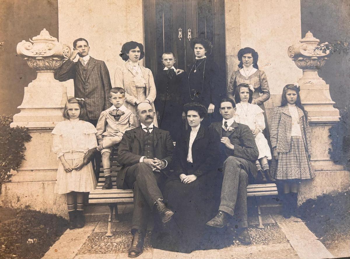 El matrimonio Caso Ducheint con sus diez hijos en la entrada de la Quinta Buenavista.