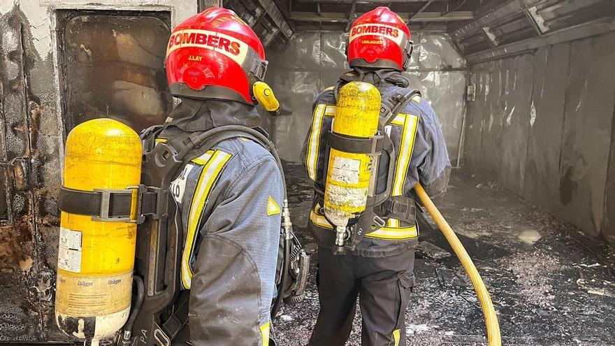 Herido un bombero en el incendio de una lavandería de un hotel de Benicàssim