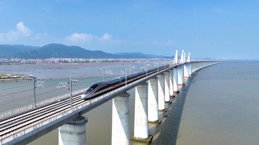 China inaugura el primer ferrocarril de alta velocidad transoceánico a 350 km/h