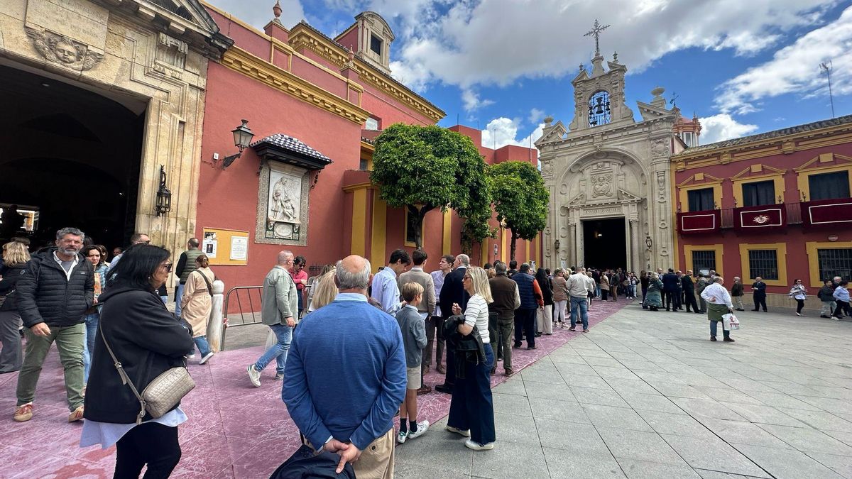 Largas colas en la Plaza de San Lorenzo para entrar en la Basílica del Gran Poder a las 12.45 del mediodía.
