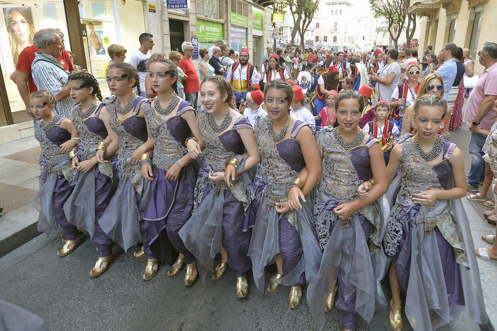 Los Moros y Cristianos reúnen a 350 niños en un desfile por las calles de Elche y la Gestora de Festejos Populares celebra una fiesta infantil en el Paseo de la Estación