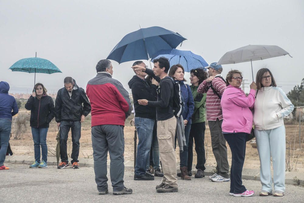 Voluntarios de Protección Civil ayer en el operativo de búsqueda en Los Montesinos