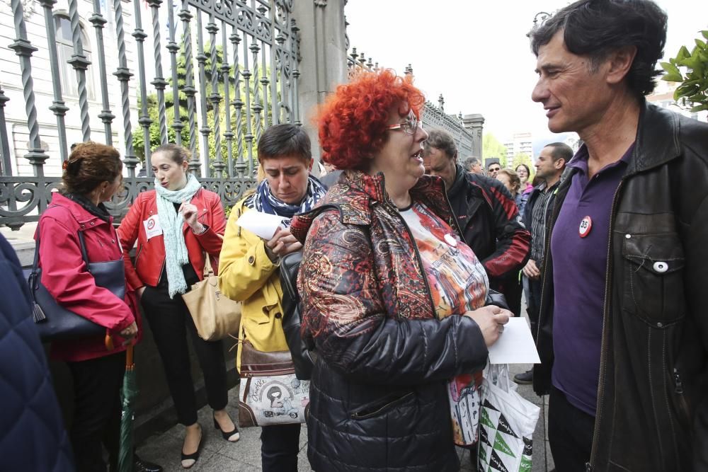 Protesta de funcionarios durante la celebración del pleno de la Junta General del Principado