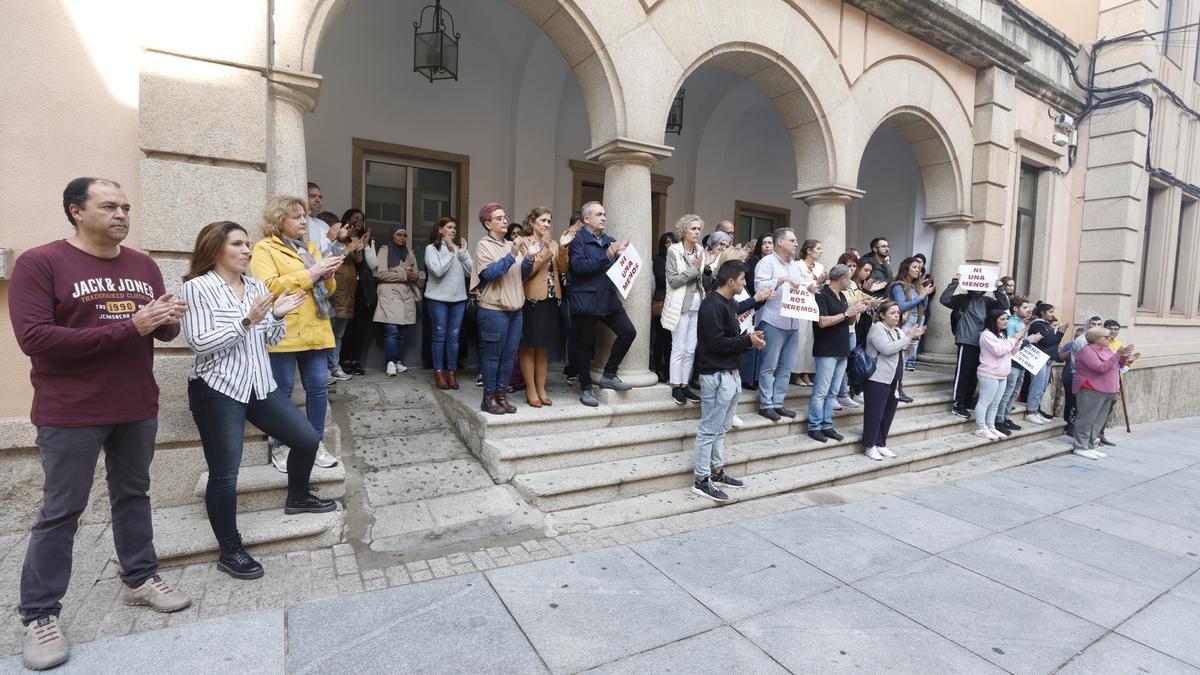 Minuto de silencio en la escuela de adultos de Cáceres, por el asesinato de una mujer en Valencia de Alcántara