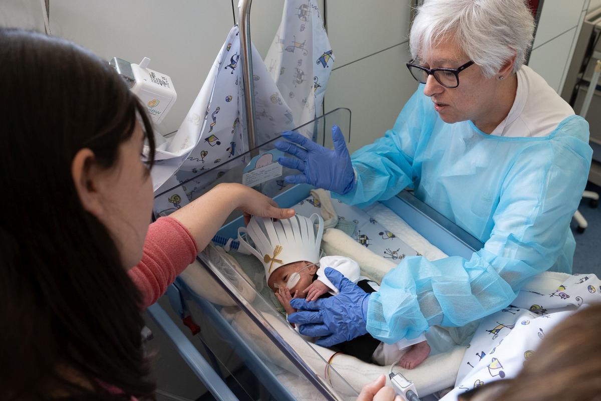 Los bebés ingresados en la UCI neonatal del Clínic se convierten en pequeños cocineros por Carnaval