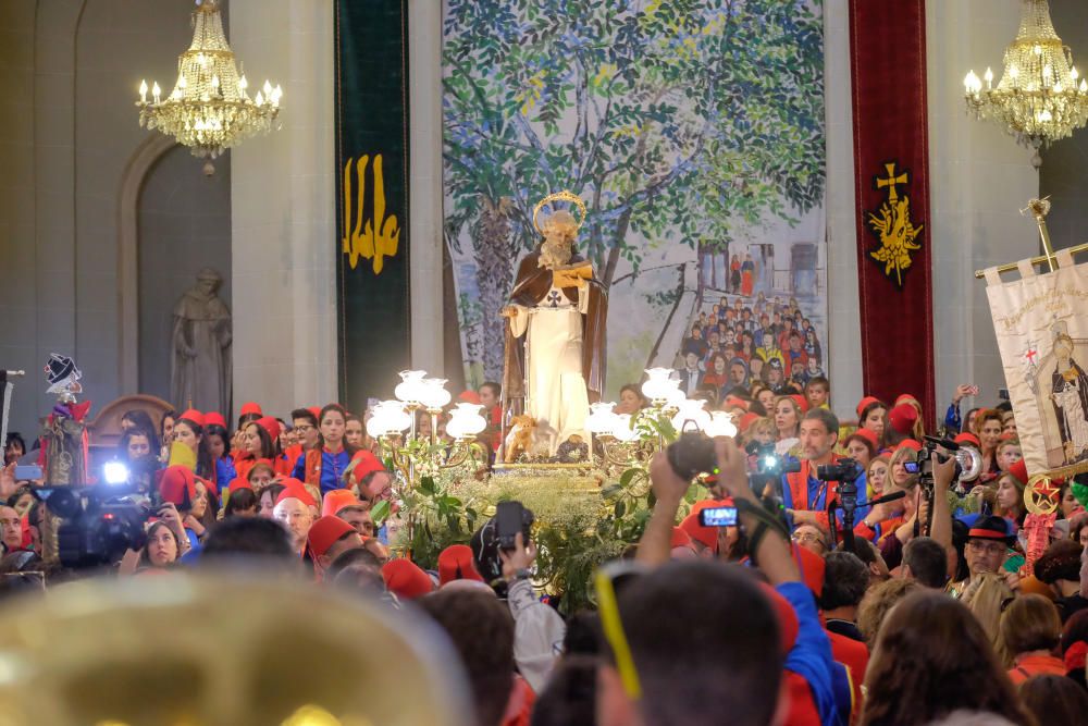 La imagen de San Antón vuelve a presidir el altar mayor de la iglesia de Santa Ana.