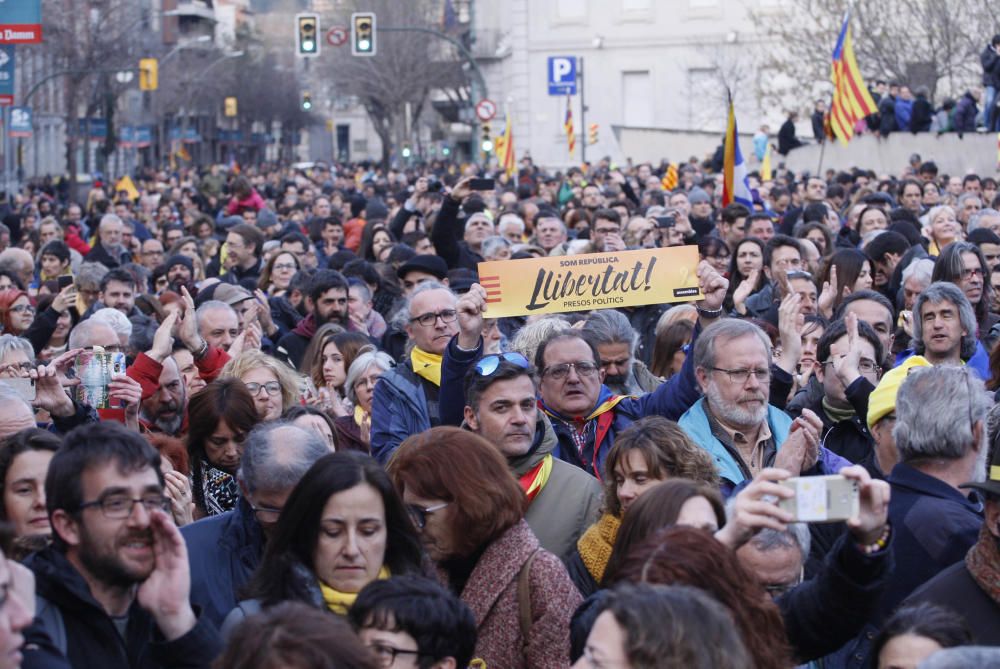 Milers de persones clamen per la llibertat de Puigdemont davant la subdelegació del govern de Girona