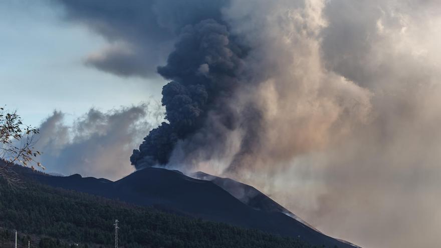 El volcán de La Palma expulsa más ceniza que nunca