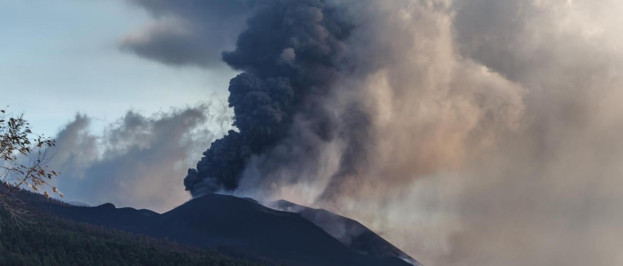 El volcán de La Palma expulsa más ceniza que nunca