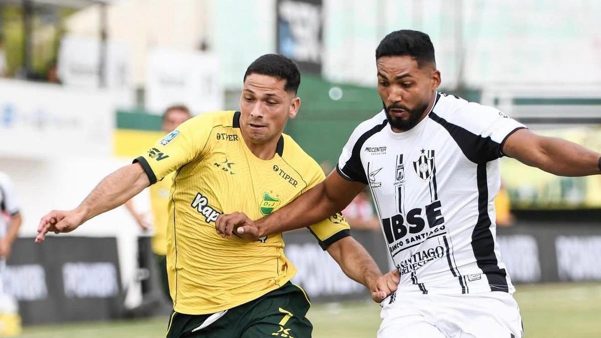 A la izquierda, el delantero del Elche Abiel Osorio durante su último partido con Defensa y Justicia, club en el que está cedido.