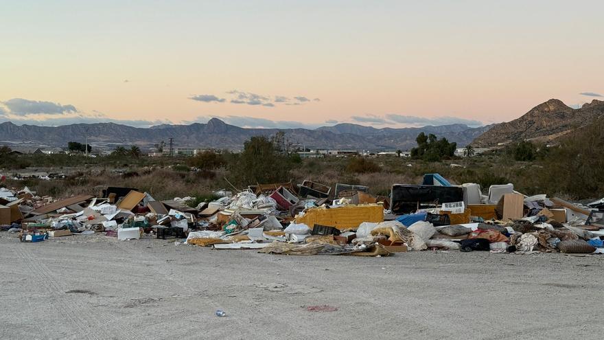 Un vertedero ilegal de 500 metros lineales asedia el polígono de Orihuela