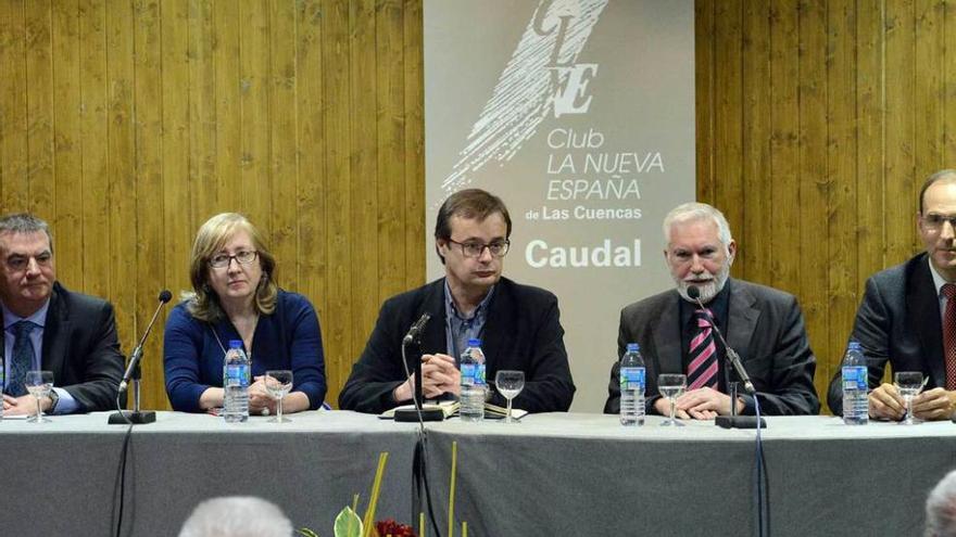 De izquierda a derecha, José María García, Loli Olavarrieta, Ricardo Montoto, Macario Fernández y Néstor Martínez, ayer, en el salón de actos de la Casa de Cultura de Pola de Lena.