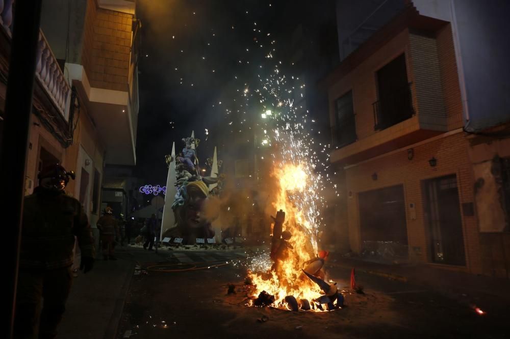 Cientos de personas, la mayoría adolescentes que quisieron disfrutar de la "cremá" y posterior "bañá" de los bomberos, se acercaron al barrio del Calvario para ver arder su hoguera