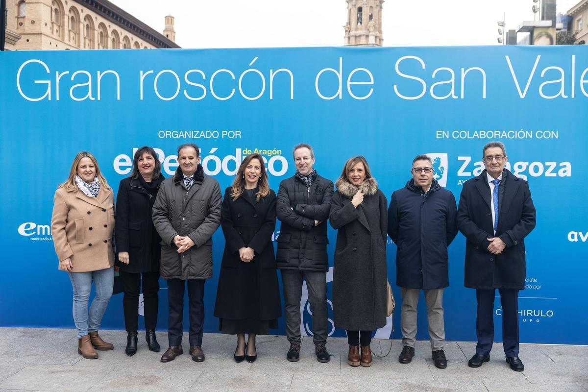En imágenes | EL PERIÓDICO DE ARAGÓN reparte 20.000 raciones de roscón en la plaza del Pilar por San Valero