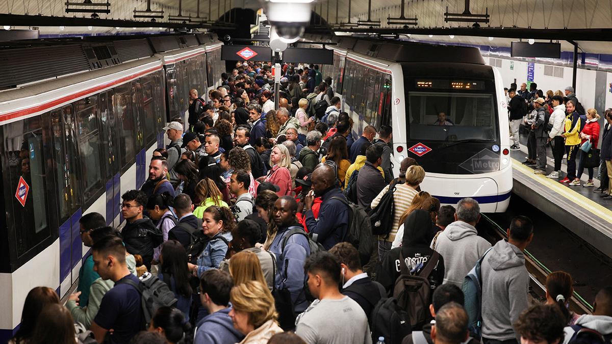 La gente espera en un andén mientras las operaciones del metro se reanudan parcialmente. REUTERS/Violeta Santos Moura