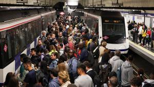 La gente espera en un andén mientras las operaciones del metro se reanudan parcialmente. REUTERS/Violeta Santos Moura