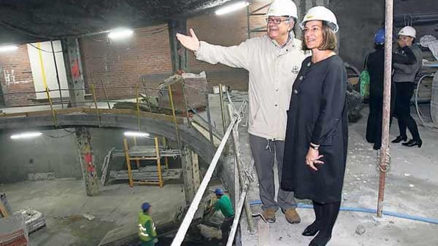 El arquitecto César Portela y la directora de la Fundación, Teresa Porto, ayer en la obra.