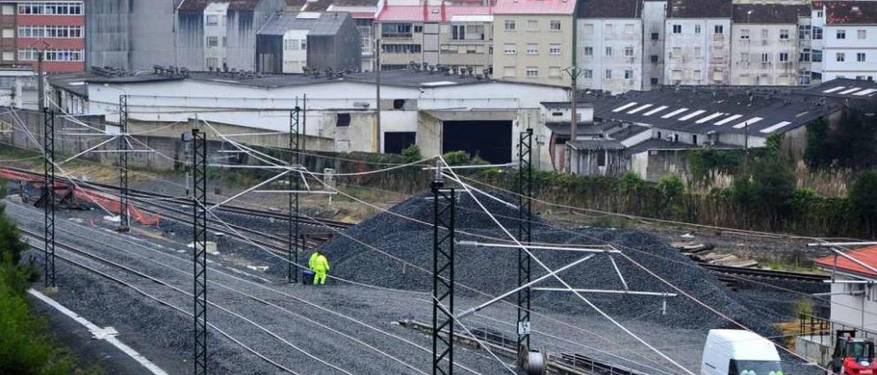 El accidente sufrido por un trabajador en las obras del tren en Vilagarcía. // Iñaki Abella