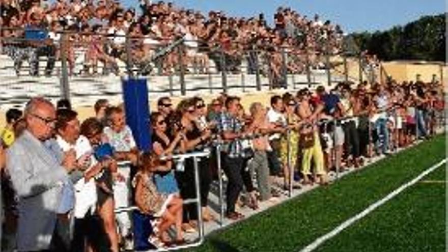 Un instant de la inauguració d&#039;ahir al vespre del camp de futbol.