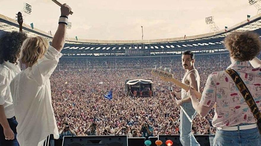 Escena que recrea el famós concert Live Aid, que va tenir lloc el 13 de juliol del 1985 a l&#039;estadi londinenc de Wembley