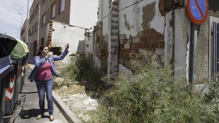 Vecinos de la calle Serrano de Badajoz exigen que se tapien o derriben las  casas abandonadas - El Periódico Extremadura