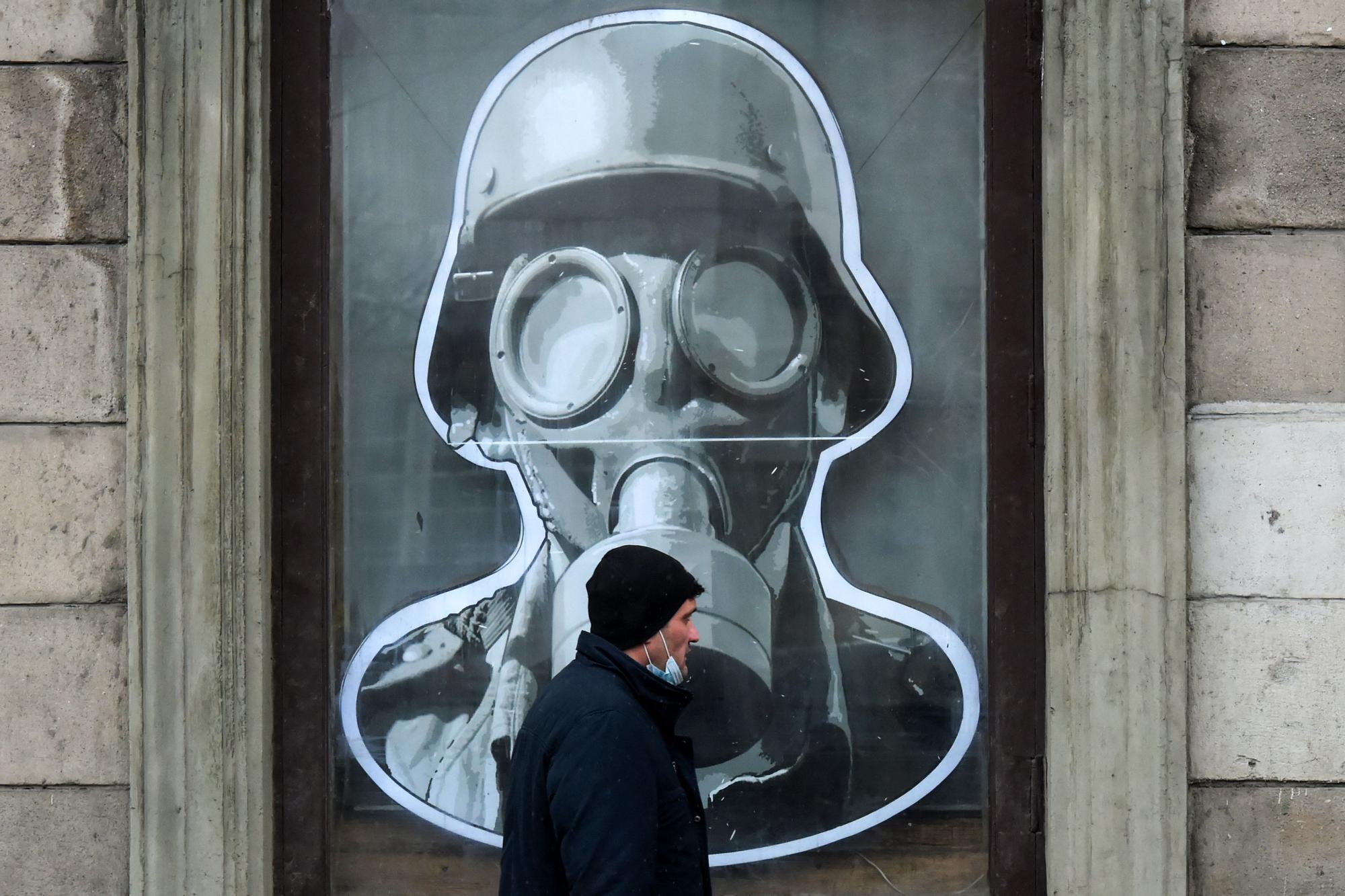 Un hombre pasa bajo una tienda de material militar en San Petesburgo este 11 de marzp