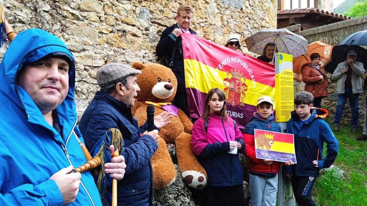 XX Fiesta del oso regicida organizada por el Ateneo Republicano de Asturias en la localidad canguesa de Llueves