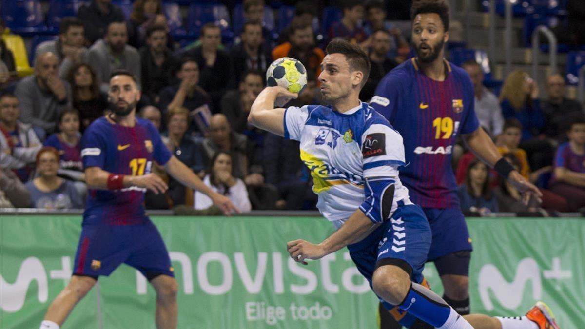 Un ataque del Granollers, el viernes en el Palau Blaugrana.