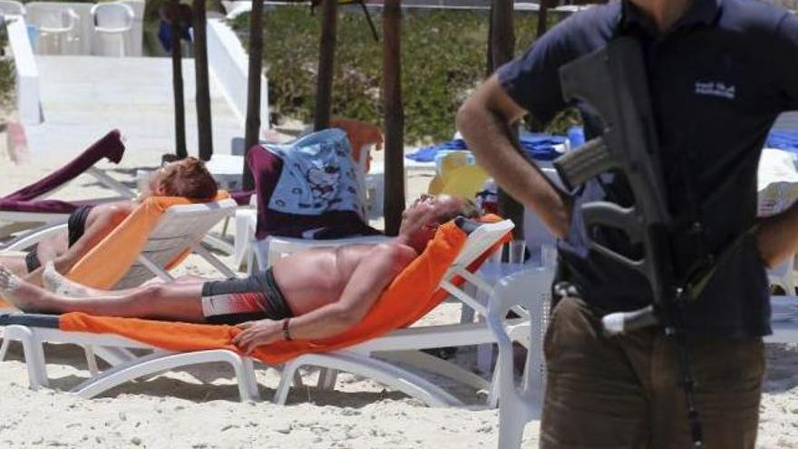 Un policía vigila la playa del hotel Imperial Marhaba.