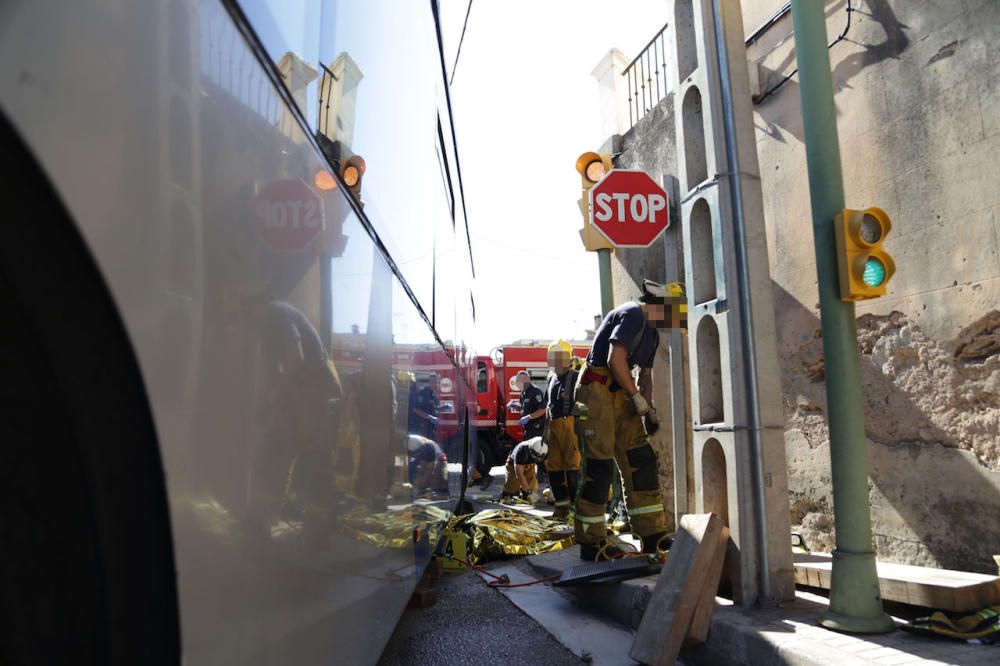 Muere un motorista al chocar con un autobús de la EMT en Palma