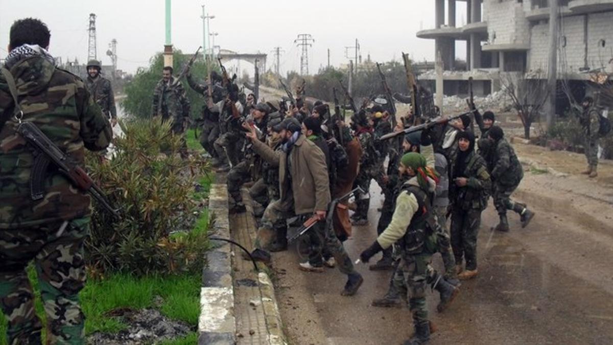 Soldados sirios celebran la toma de Sheij Miskeen, en la provincia de Daraa (sur de Siria) arrebatada a los rebeldes, el martes.