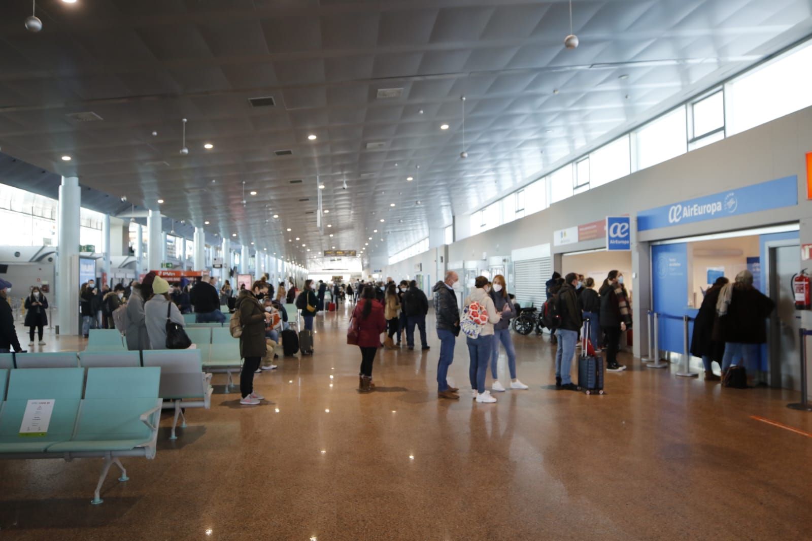 El cierre de Barajas por el temporal genera colas y esperas en Peinador