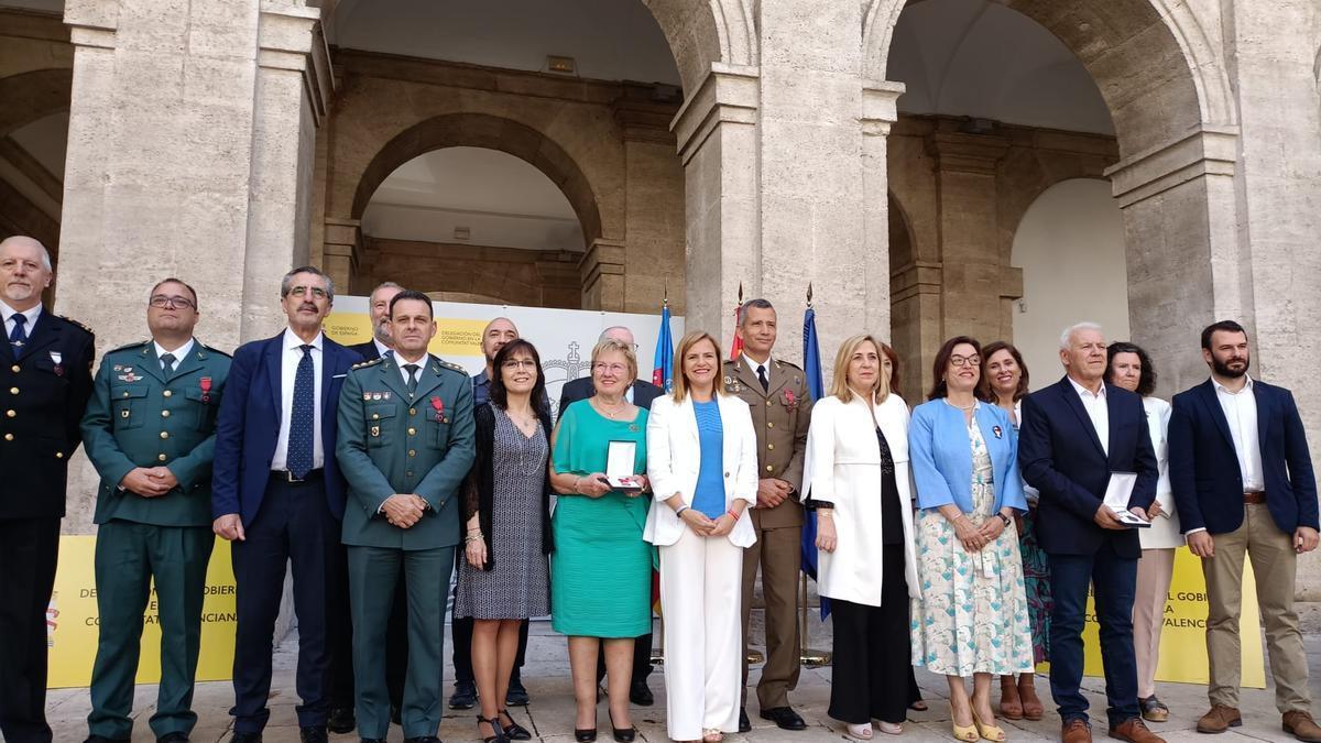 La delegada del Gobierno con las personas condecoradas y autoridades. Levante-EMV