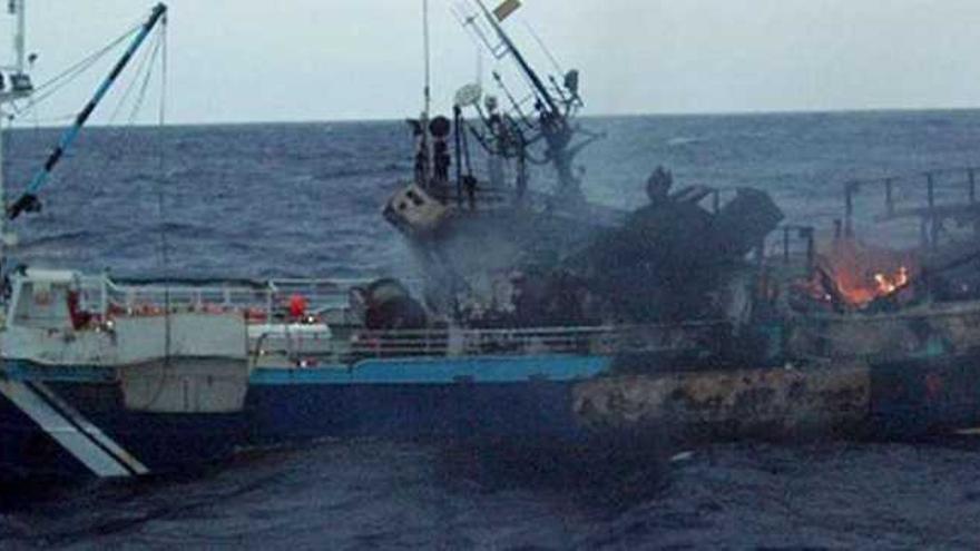 Las llamas, activas todavía a la mañana siguiente.Cuando la tripulación del &#039;Guariste Primero&#039; volvió a ver la luz del sol a la mañana siguiente a bordo del &#039;Balueiro Segundo&#039;, se acercaron al barco para comprobar su estado. El propio patrón, Ignacio Coya, tomó esta fotografía en la que se aprecia cómo el fuego aún no se había extinguido tras haber consumido el puente y la popa, pero comprobó que el buque seguía a flote.