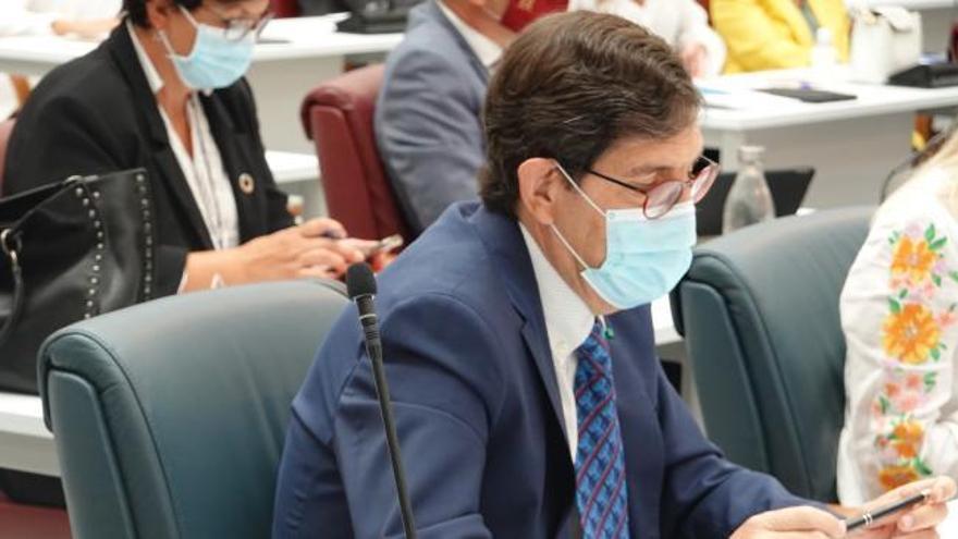 Piden la dimisión del consejero de Salud de Murcia por vacunarse contra la Covid sin corresponderle