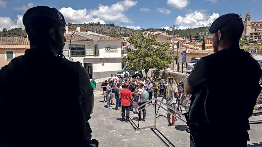 Am 7. Juni versammelte sich ein Protestzug vor dem Rathaus in Calvià.