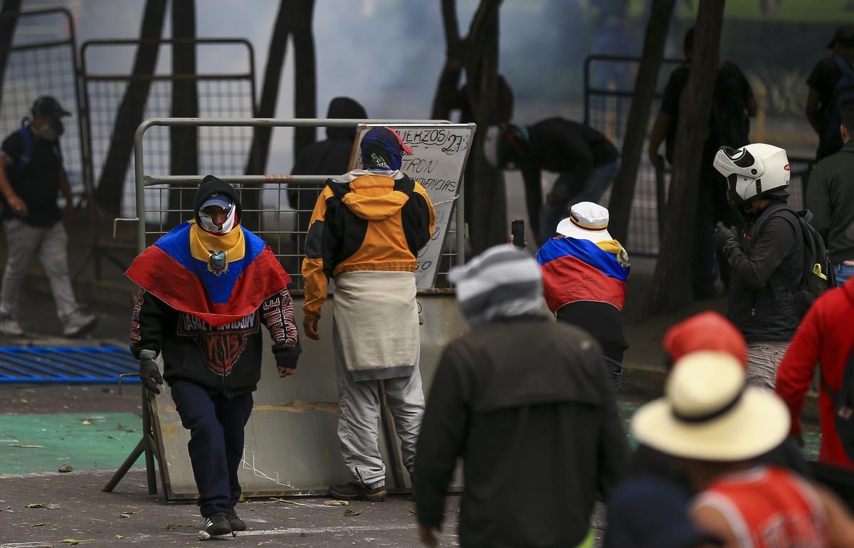 Manifestantes indígenas marchan por Quito exigiendo concesiones al presidente Lasso