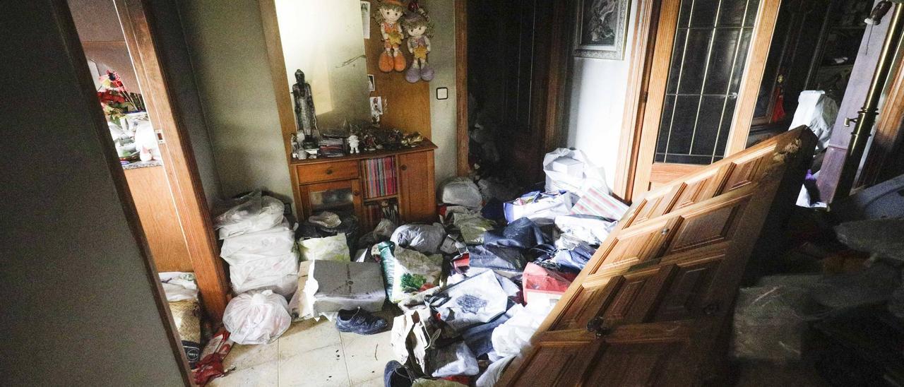 Decenas de bolsas repletas de trastos, en el interior del piso donde viven las dos mujeres.