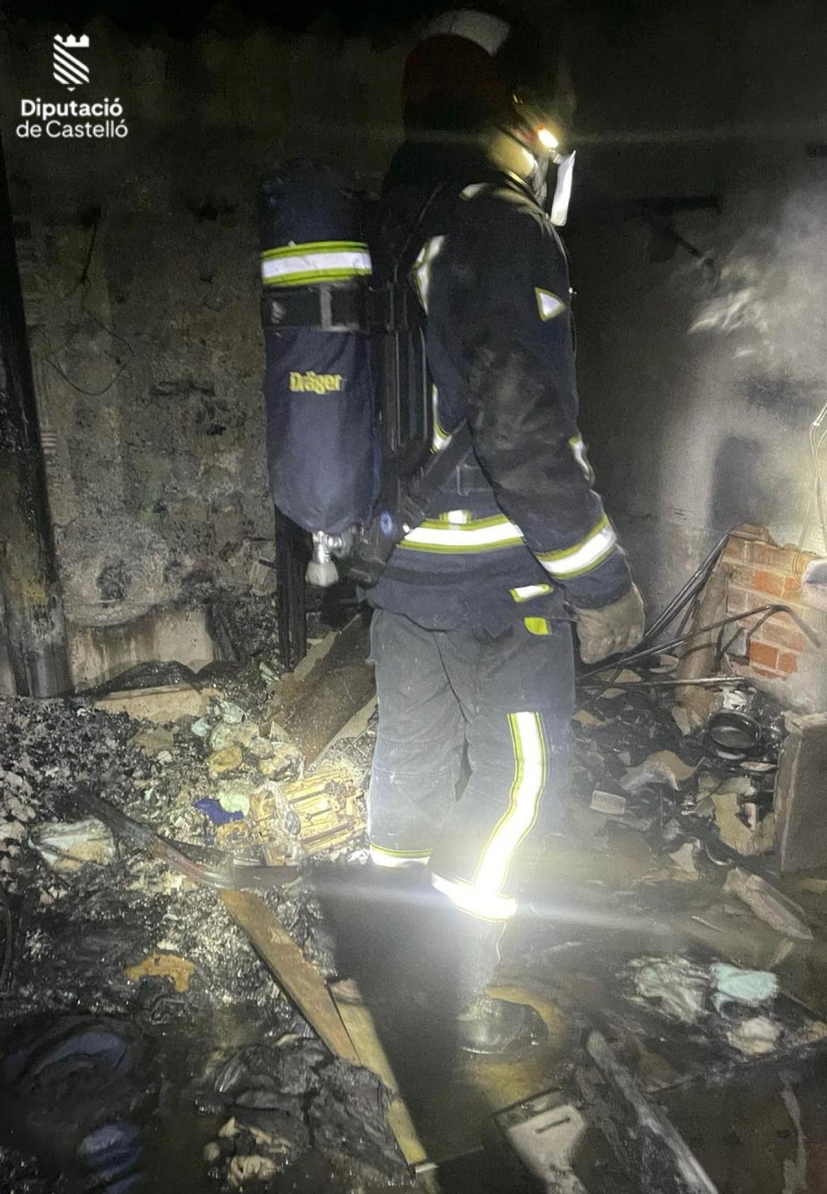 Un bombero dentro de la vivienda en Benicarló