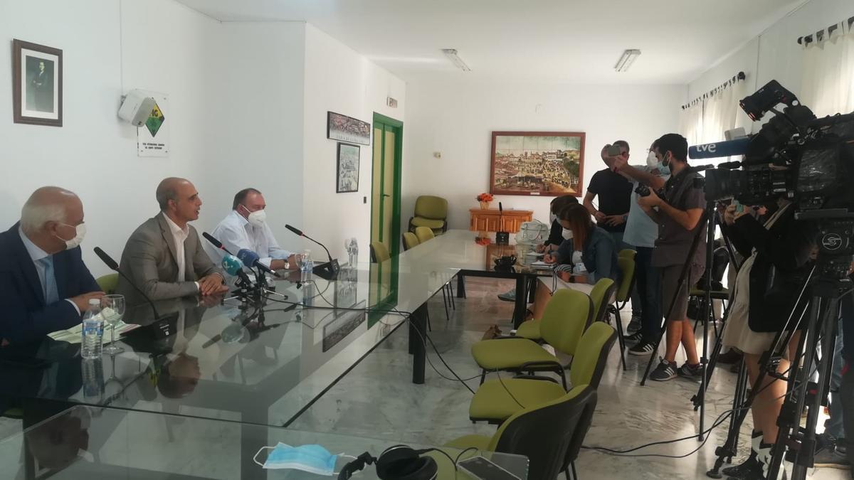 Santiago Malpica, comisario; José Carlos Contreras, alcalde de Zafra; y Pedro Ramos, gerente de la entidad ferial, esta mañana.