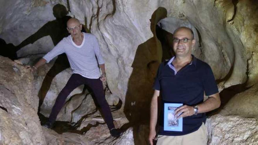 Manuel Laza Zerón, detrás, y Salvador Domínguez Ruiz, con su novela sobre Antonio de la Nari, el pasado jueves en la Cueva del Tesoro.