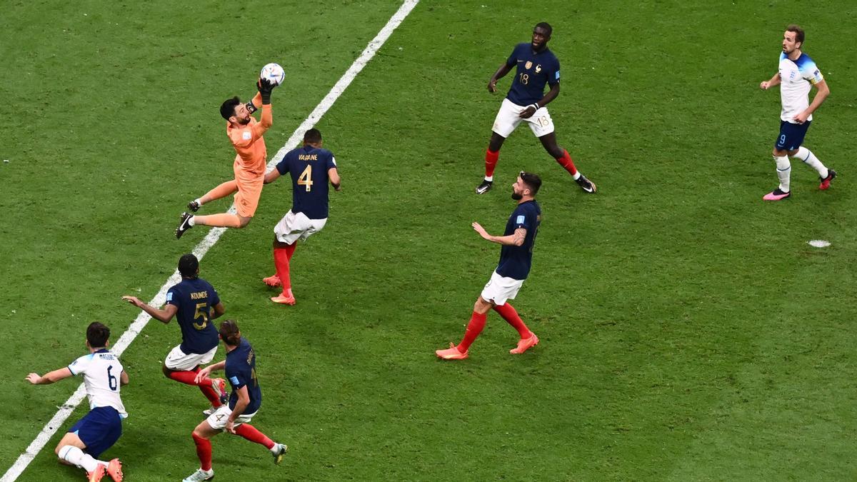 Hugo Lloris atrapa un balón aéreo en el Francia-Inglaterra del Mundial.