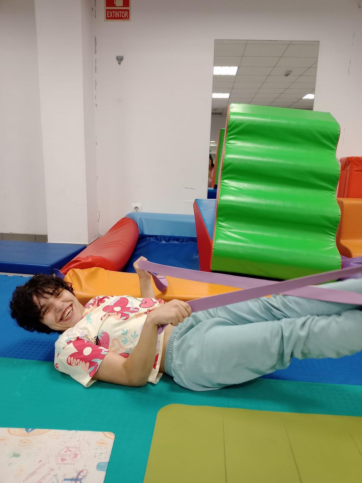 Una usuaria de la asociación durante una sesión de yoga.