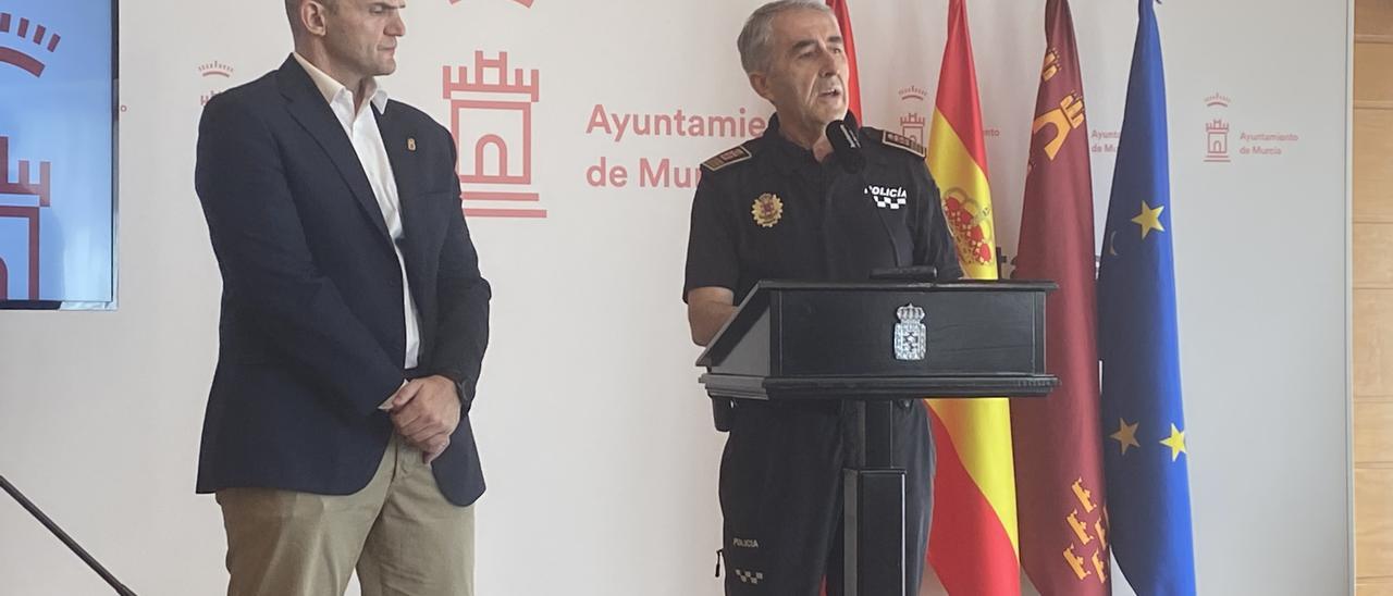 El concejal Lorca escucha al comisario jefe Mainar, este viernes en el Moneo en Murcia.