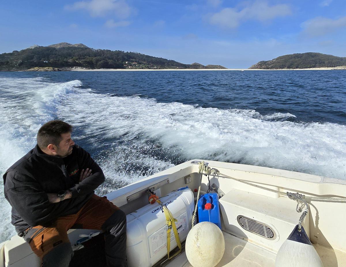 Toni, mecánico, observando las islas Cíes
