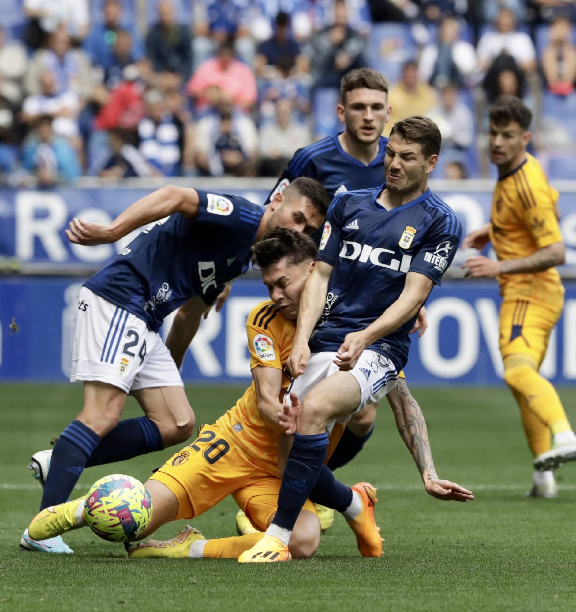 EN IMÁGENES: La remontada del Oviedo frente a la Ponferradina y el gran ambiente en el Tartiere