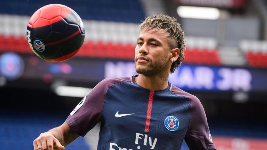 Neymar posa durante su presentación como jugador del PSG.