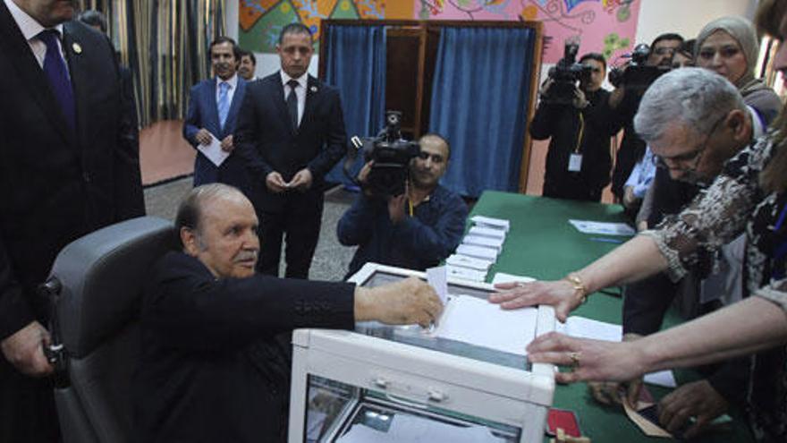 Abdelaziz Buteflika votando.