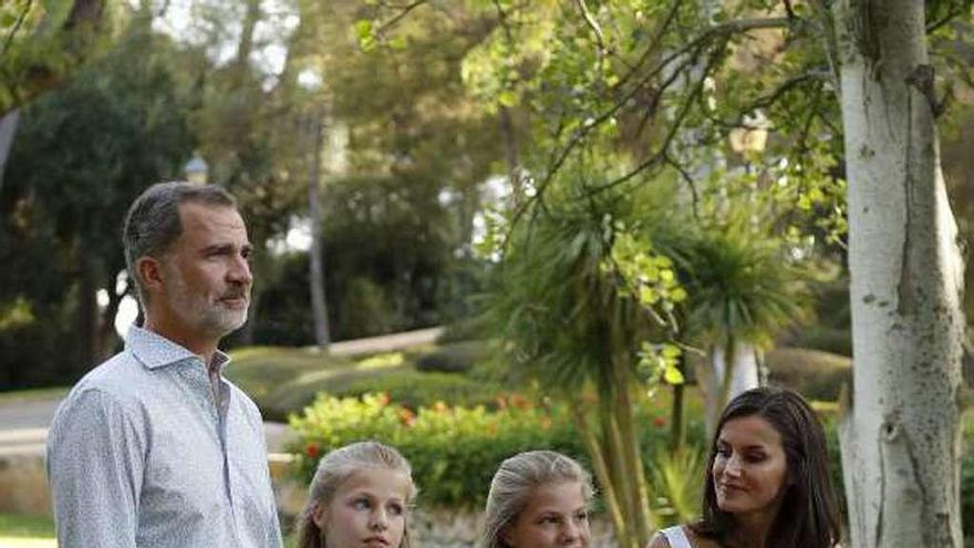 Los Reyes y sus hijas en los jardines de Marivent. // Efe